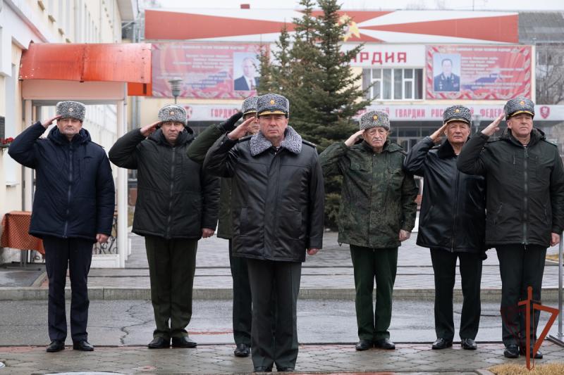 Командующий Уральским округом Росгвардии возложил цветы к мемориалу воинам правопорядка
