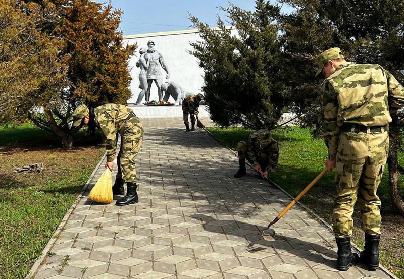 Юные росгвардейцы облагородили памятник Великой Отечественной войне в Запорожской области