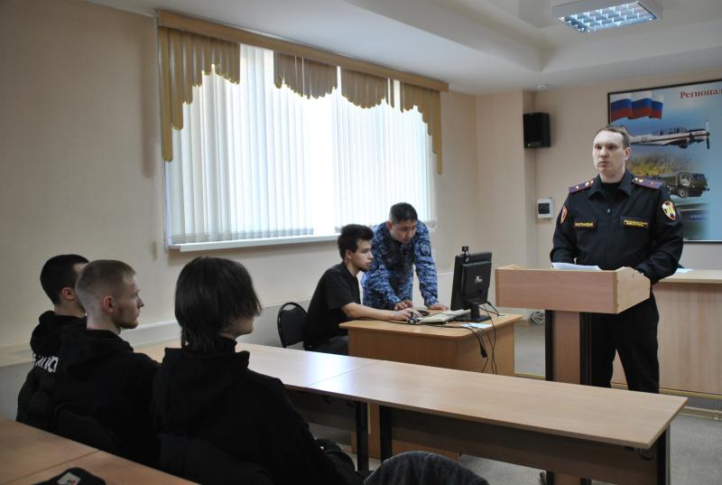 В Кирове офицеры Росгвардии проводят профориентационные мероприятия