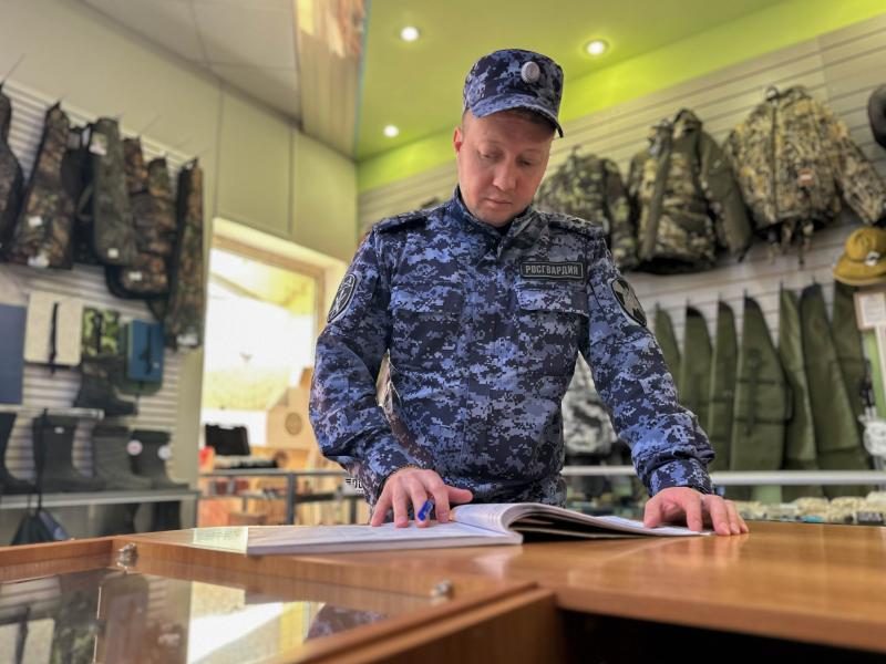 Сотрудники Росгвардии проверяют оружейные магазины в Пензенской области