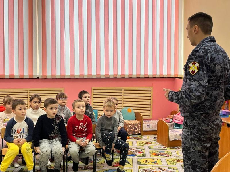 В Мордовии офицер Росгвардии провел урок мужества для воспитанников детского сада