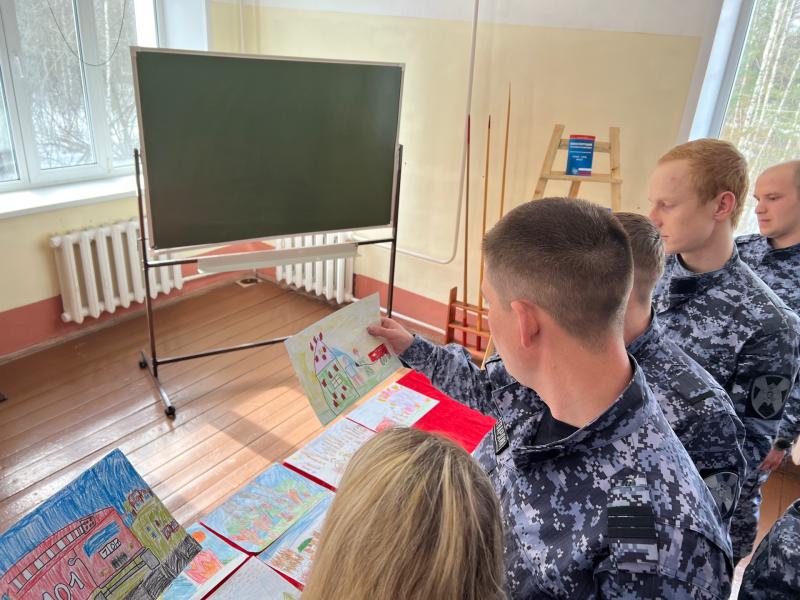 В подразделениях Управления Росгвардии по Кировской области прошла выставка детских рисунков "Пожарная безопасность"