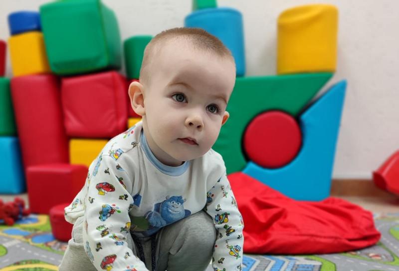 Двухлетнему Артему с диагнозом аутизм требуется курсовое лечение