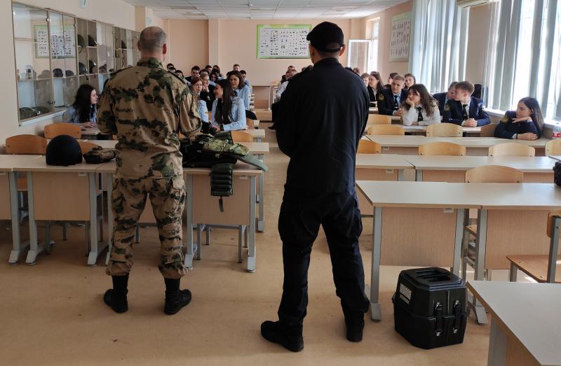 В Саранске сотрудники спецподразделения провели урок мужества для студентов юридического вуза