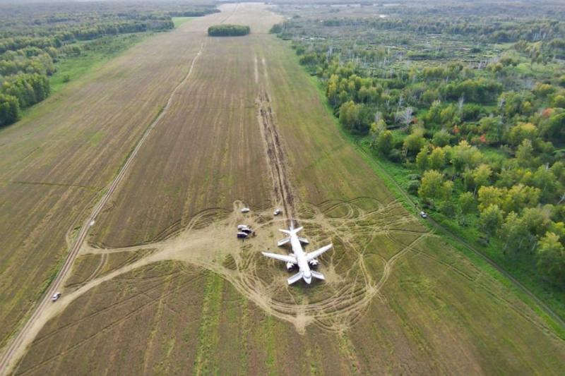 Уральские авиалинии отказались от самолета, севшего в поле в Новосибирской области