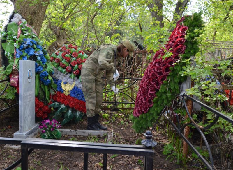 Росгвардейцы приняли участие в патриотической акции по уборке воинских захоронений в Тамбове