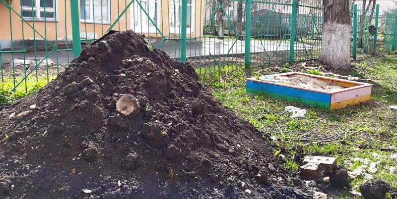 На придомовой территории в Саранске на полгода забыли про кучи земли и ямы