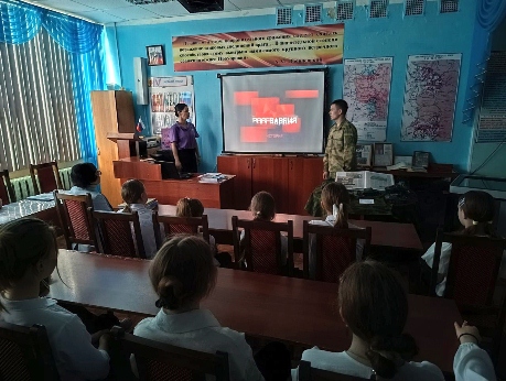 В Димитровграде офицер отдельного батальона Росгвардии провел урок мужества для школьников