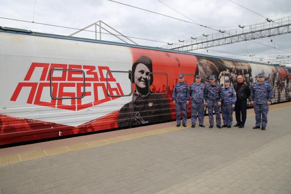 В Саранске сотрудники и ветераны Росгвардии посетили передвижную выставку "Поезд Победы"