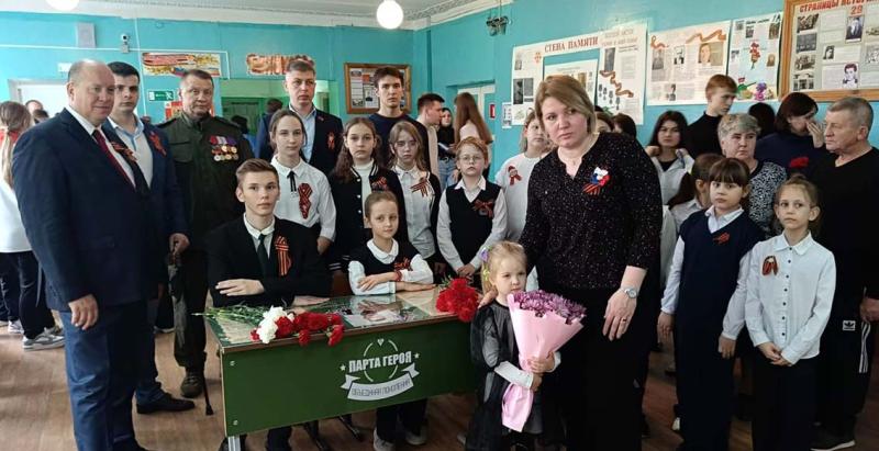 В подшефной школе орловские росгвардейцы открыли «Парту Героя»