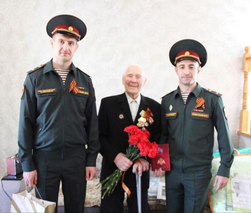 В Димитровграде офицеры Росгвардии поздравили с Днем Победы ветерана Великой Отечественной войны