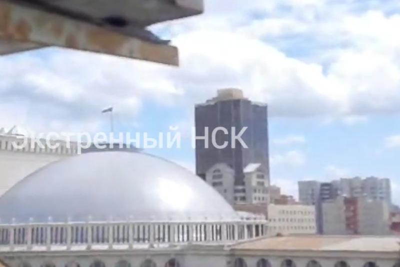 В центре Новосибирска у девятиэтажного дома отвалился балкон