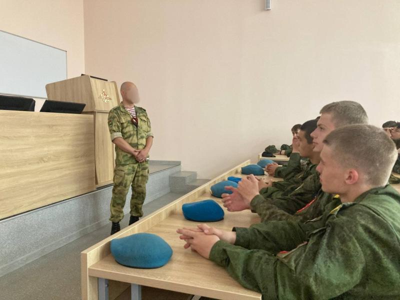 Офицеры Росгвардии провели встречу с участниками военно-патриотических сборов в Тамбовской области