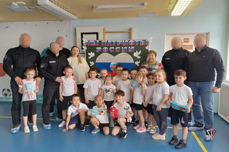 Сотрудники СОБР Росгвардии провели спортивную эстафету для дошкольников на Ямале