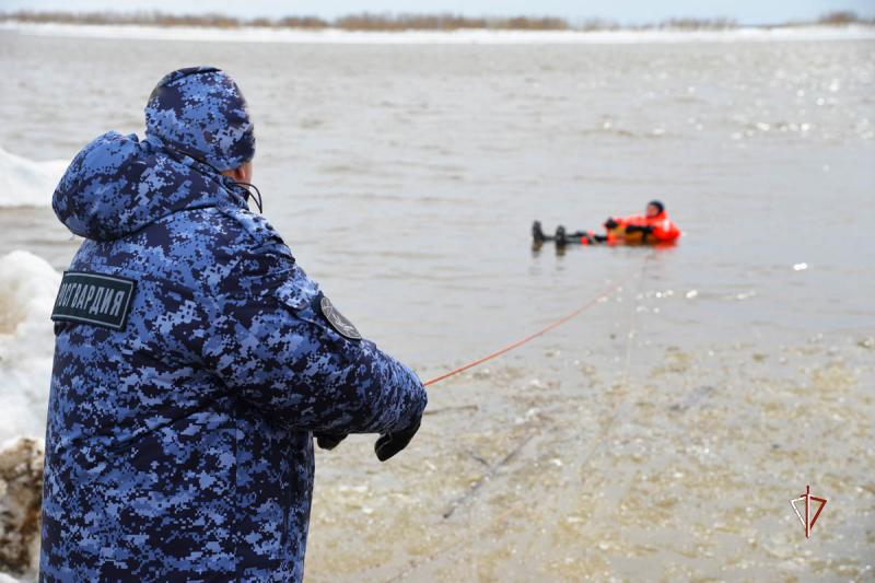 Учебно-методический сбор росгвардейцев – нештатных спасателей на воде состоялся на Ямале