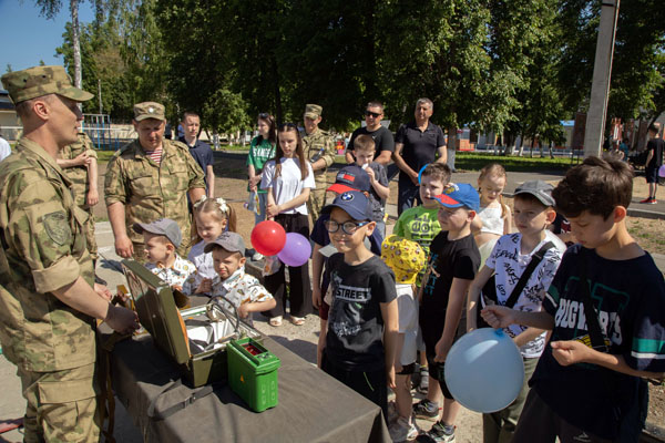 В Димитровграде военнослужащие Росгвардии провели праздник для детей