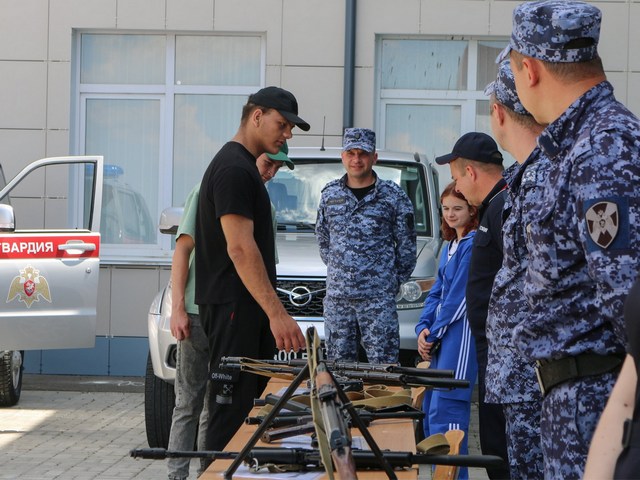 На Ставрополье росгвардейцы провели профориентационное занятие для школьников