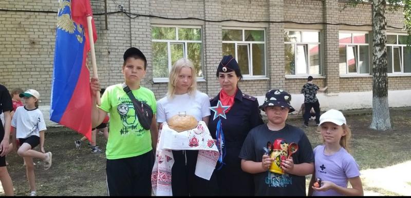 Накануне Дня России сотрудники транспортной полиции провели патриотическое мероприятие.