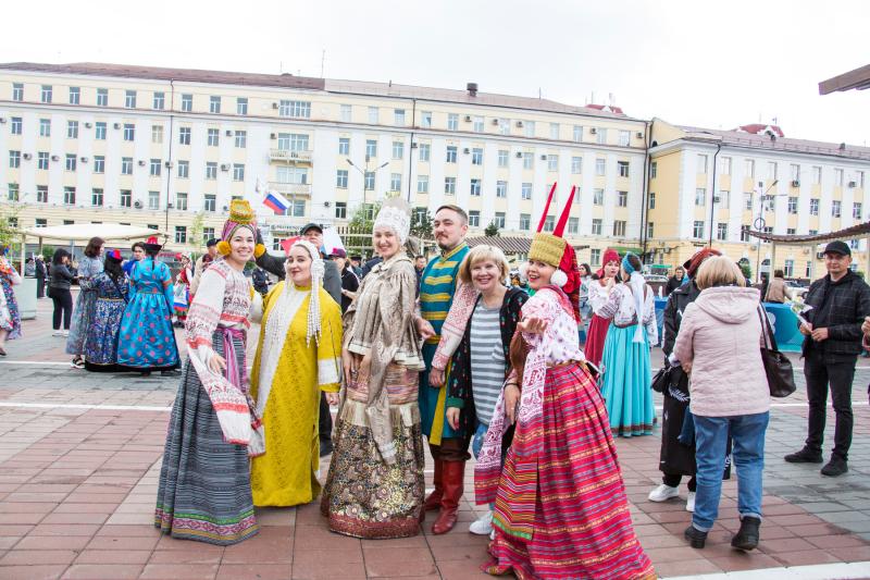 Артисты Русского драматического театра участвовали во флэшмобе национальных костюмов ко Дню России