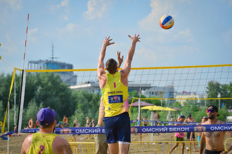 «Омский бекон» на пляже: в Омске прошел турнир по пляжному волейболу