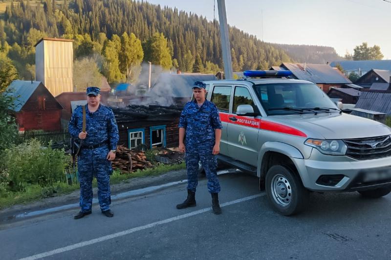 В Кузбассе росгвардейцы спасли троих жителей из горящего дома