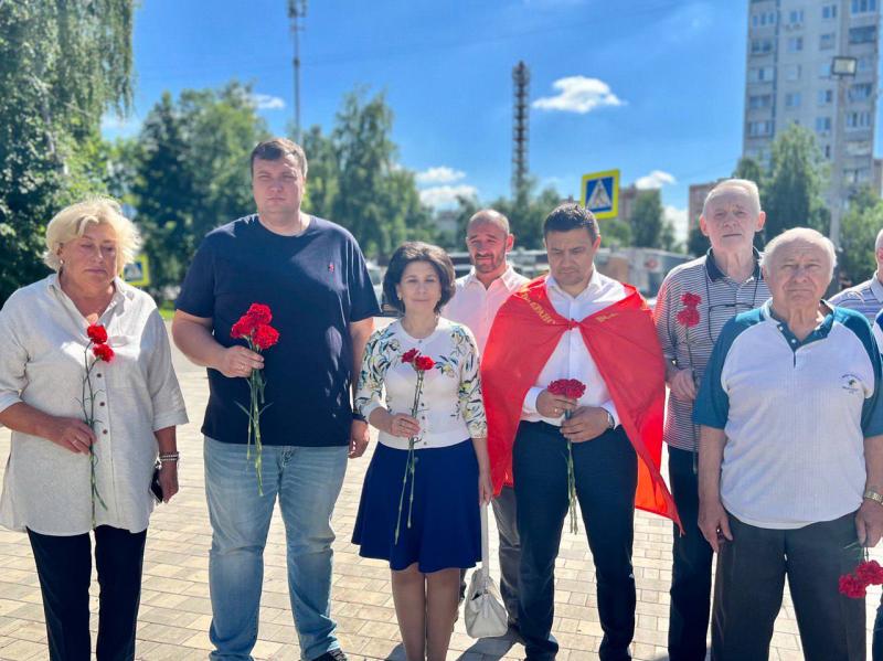 Цветы к постаменту стелы "Защитникам Отечества" возложили 22 июня в Развилке