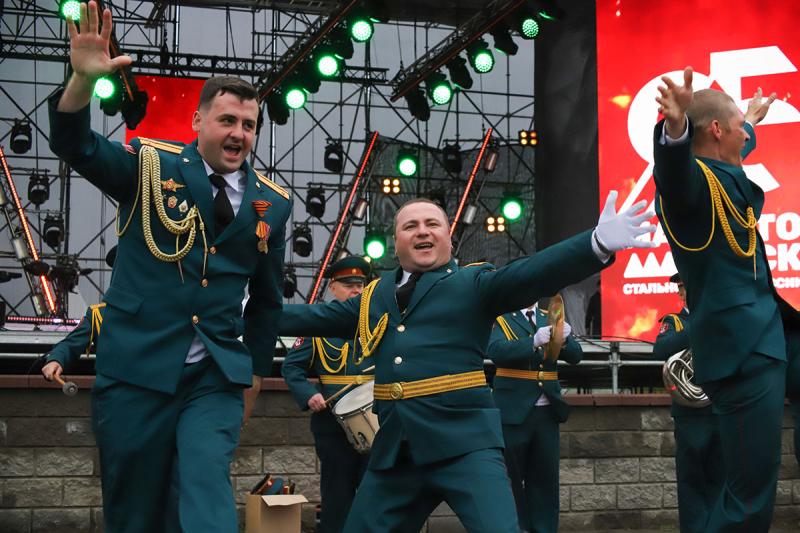 Музыканты Росгвардии поздравили жителей Магнитогорска с днем города