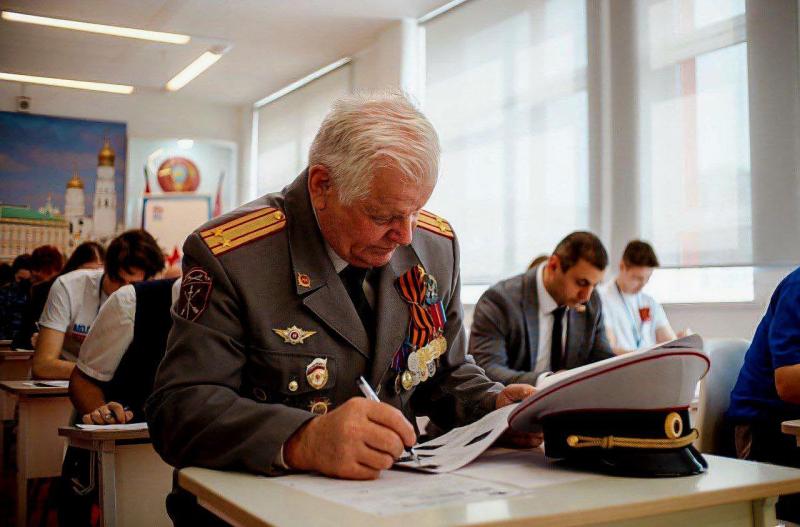 В День семьи, любви и верности ветеран войск правопорядка Московской области рассказал о секрете крепких и долгих семейных отношений