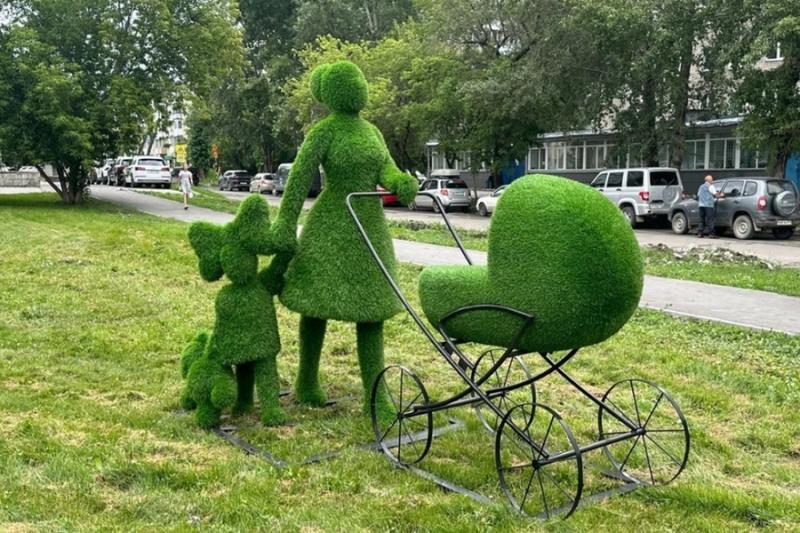 Скульптура мамы с коляской появилась в Новосибирске