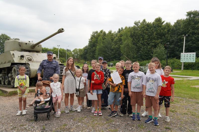 Московские сотрудники Росгвардии вместе с детьми посетили военно-исторический музей