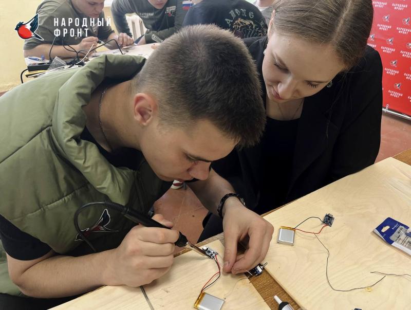 В Воронеже студенты и ребята из молодежного крыла Народного фронта начали собирать электронную начинку для систем сброса снарядов