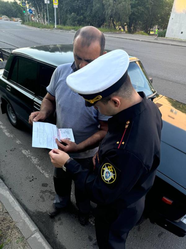 Военные следователи провели рейд по поиску уклоняющихся от воинского учета натурализованных граждан среди автовладельцев в Североморске