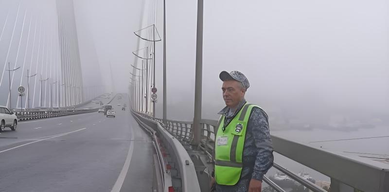 Работники Приморского филиала Управления ведомственной охраны Минтранса России предотвратили трагедию на Золотом мосту во Владивостоке