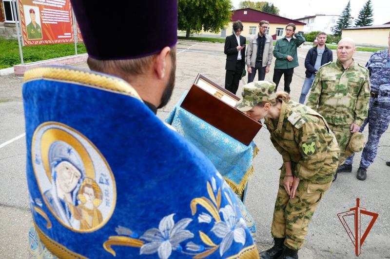 Росгвардейцы Приангарья прикоснулись к чудотворному лику Казанской иконы Божьей Матери, впервые прибывшей в Иркутск