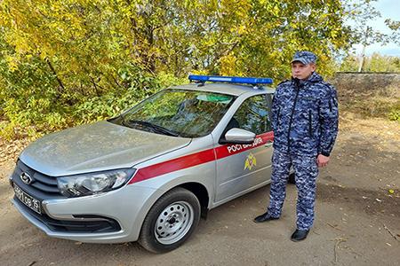 Росгвардеец оказал помощь семейной паре, оказавшейся в сложной дорожной ситуации в Ульяновске