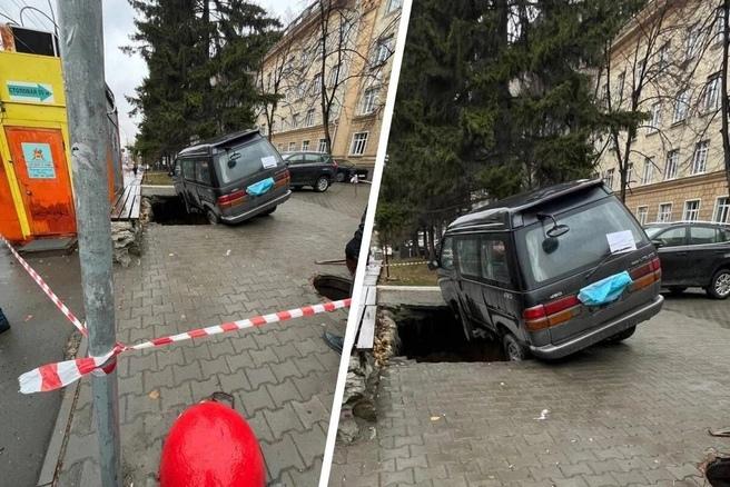 В Новосибирске микроавтобус провалился в асфальт — в мэрии объяснили, из-за чего это произошло