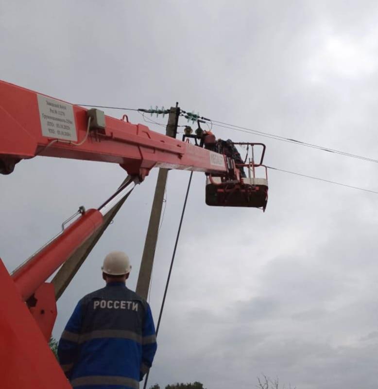 Энергетики «Ярэнерго» оперативно устраняют последствия штормового ветра