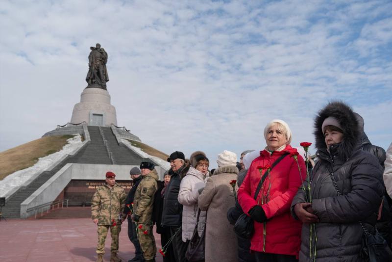 Росгвардейцы приняли участие в возложении цветов к памятнику Воину-освободителю