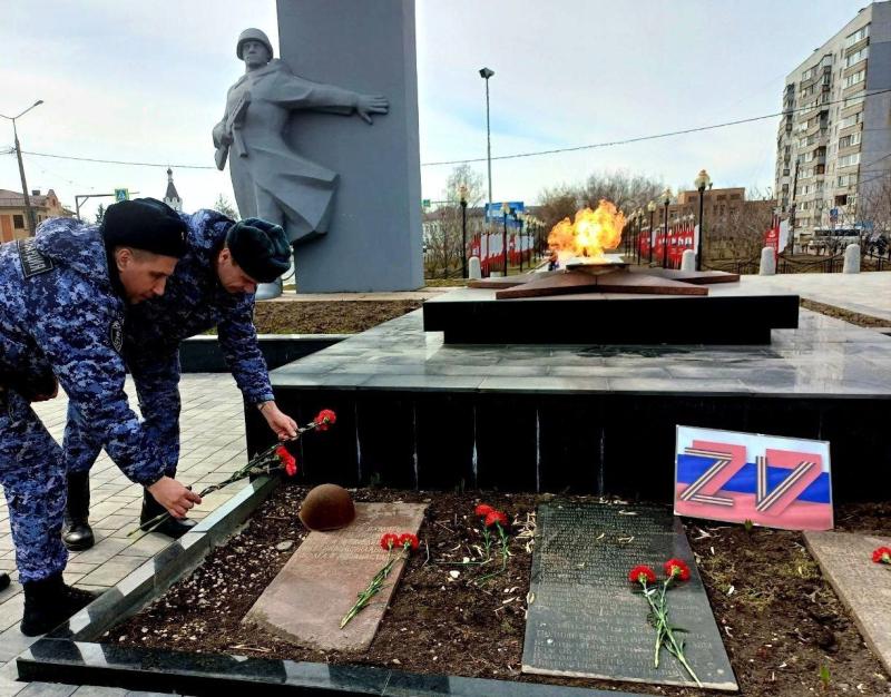 В Подмосковье накануне Дня войск национальной гвардии Российской Федерации сотрудники Росгвардии почтили память защитников Отечества