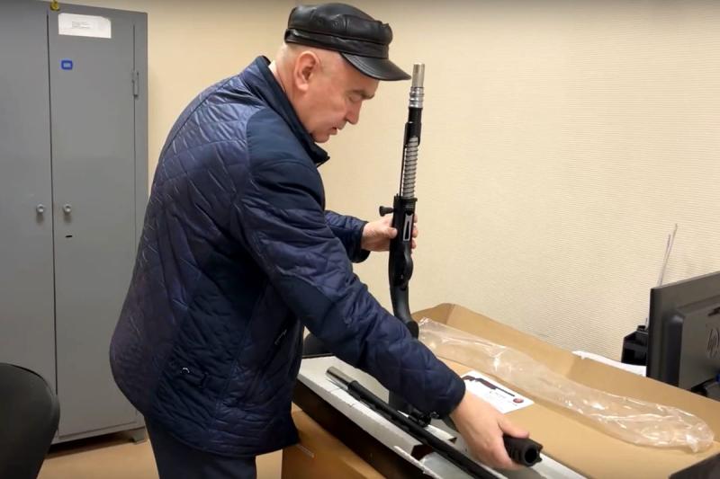 Зауральцы продолжают передавать свое оружие для нужд бойцов, выполняющих задачи СВО (видео)