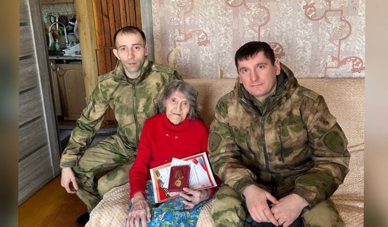 Военнослужащие Росгвардии вручили награду ветерану Великой Отечественной войны в Зауралье