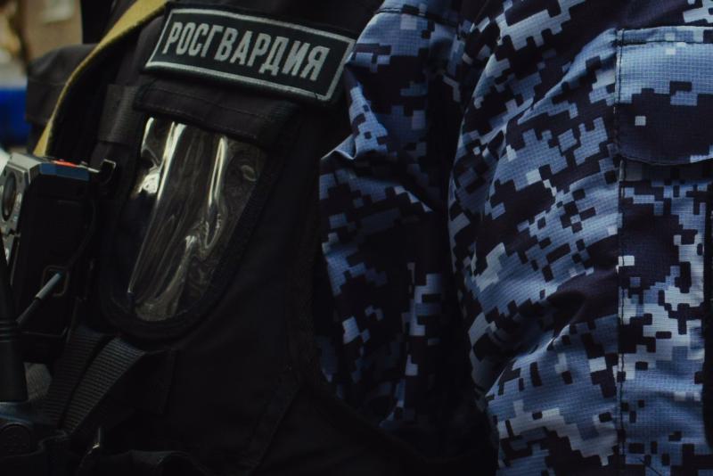 Росгвардейцы задержали предполагаемого виновника, сменившего в спортивном магазине одежду без оплаты