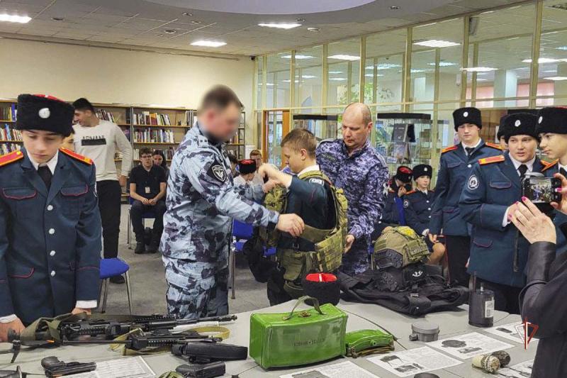 Сотрудники Росгвардии провели патриотическую встречу с кадетами в Ноябрьске