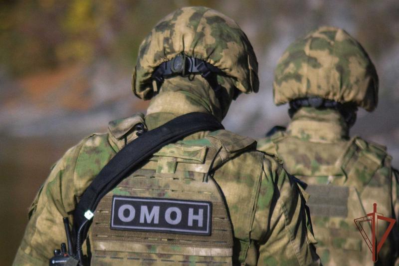 При силовой поддержке ОМОН Росгвардии в Курганской области задержан подозреваемый в незаконном хранении оружия