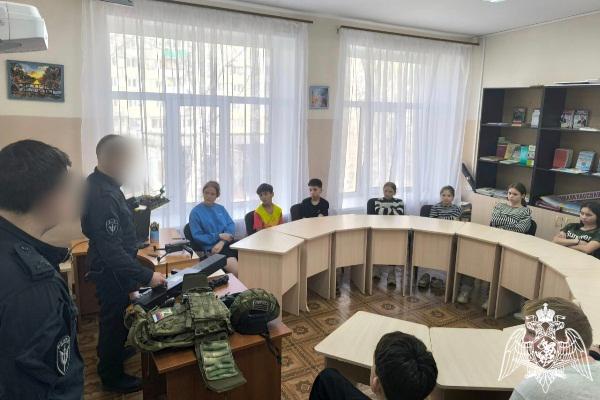 Сотрудники ОМОН «Симбир» провели урок мужества для воспитанников детского дома «Гнездышко»