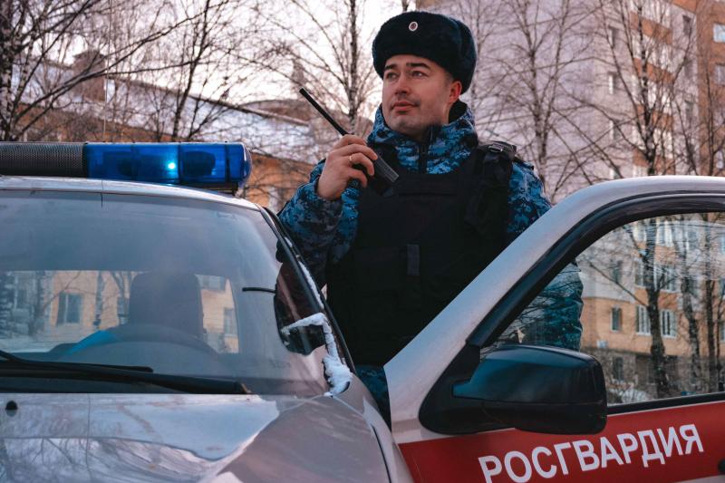 Росгвардейцы задержали мужчину, повредившего остановочный павильон