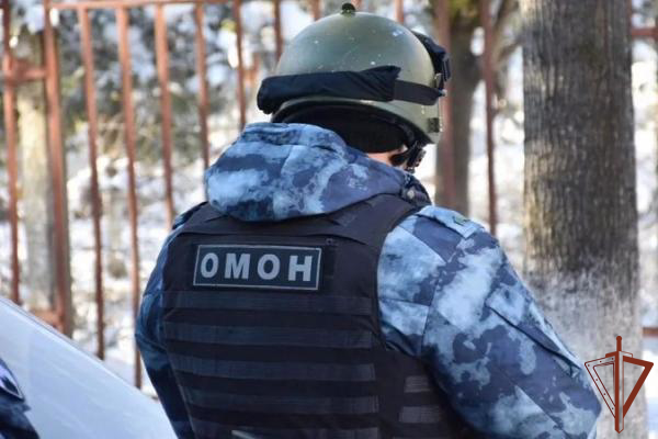 При силовой поддержке ОМОН Росгвардии в Югре изъяли из незаконного оборота около 10 тонн некурительного табачного изделия