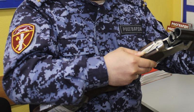 Центр лицензионно-разрешительной работы Росгвардии передал 17 единиц оружия для нужд СВО