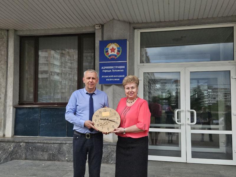 Сотрудник ОМОН «Мизрэх» ЕАО передал исторический раритет в Музей Часов