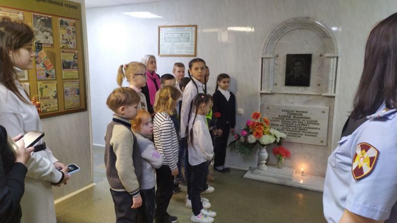 Росгвардейцы провели «Урок мужества» для южноуральских школьников